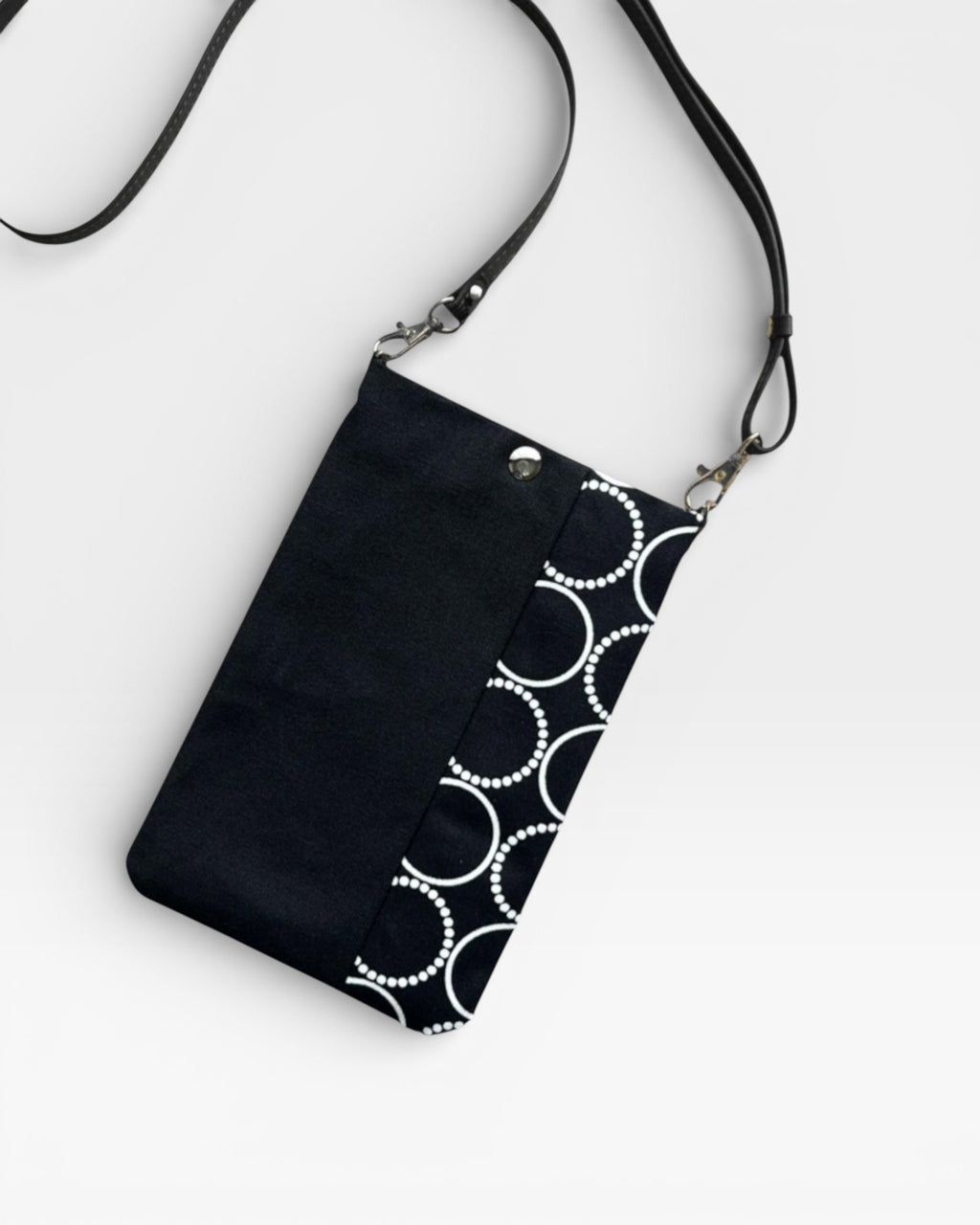 Black×Circle Phone bag