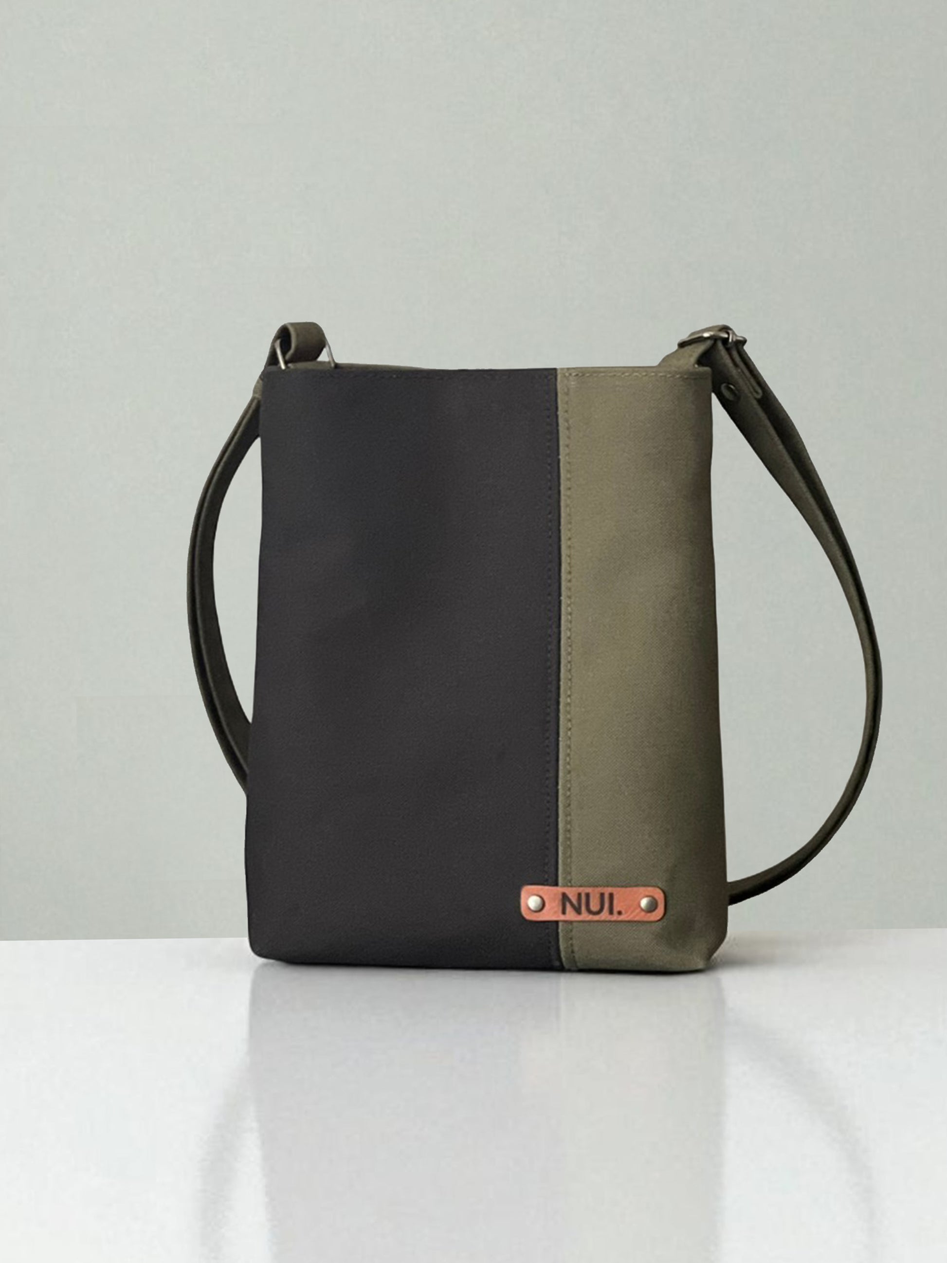 Handmade dark olive and black crossbody bag in cotton canvas with NUIdesign label.