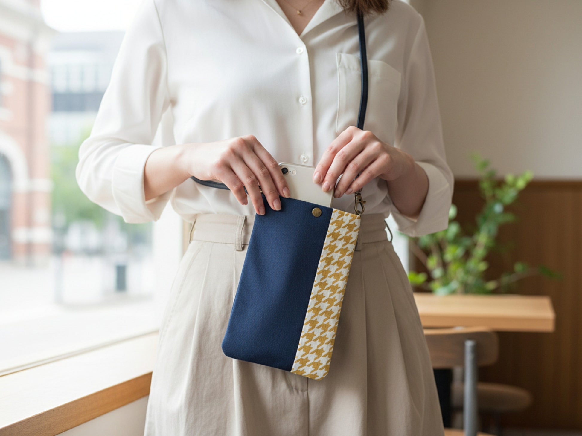 Midnight×Mustard Houndstooth<br>Phone Bag